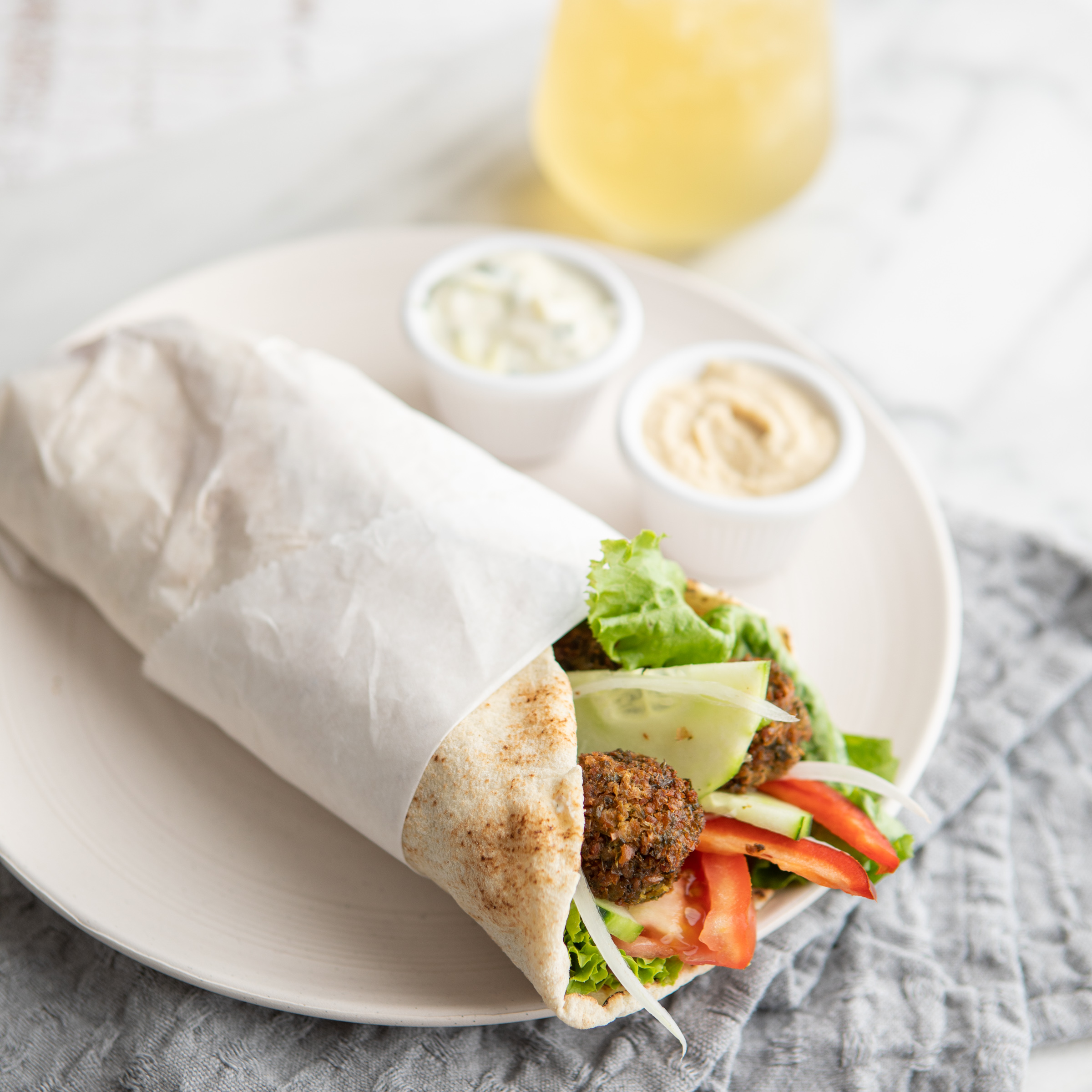 Gyro de Falafel con Té Verde