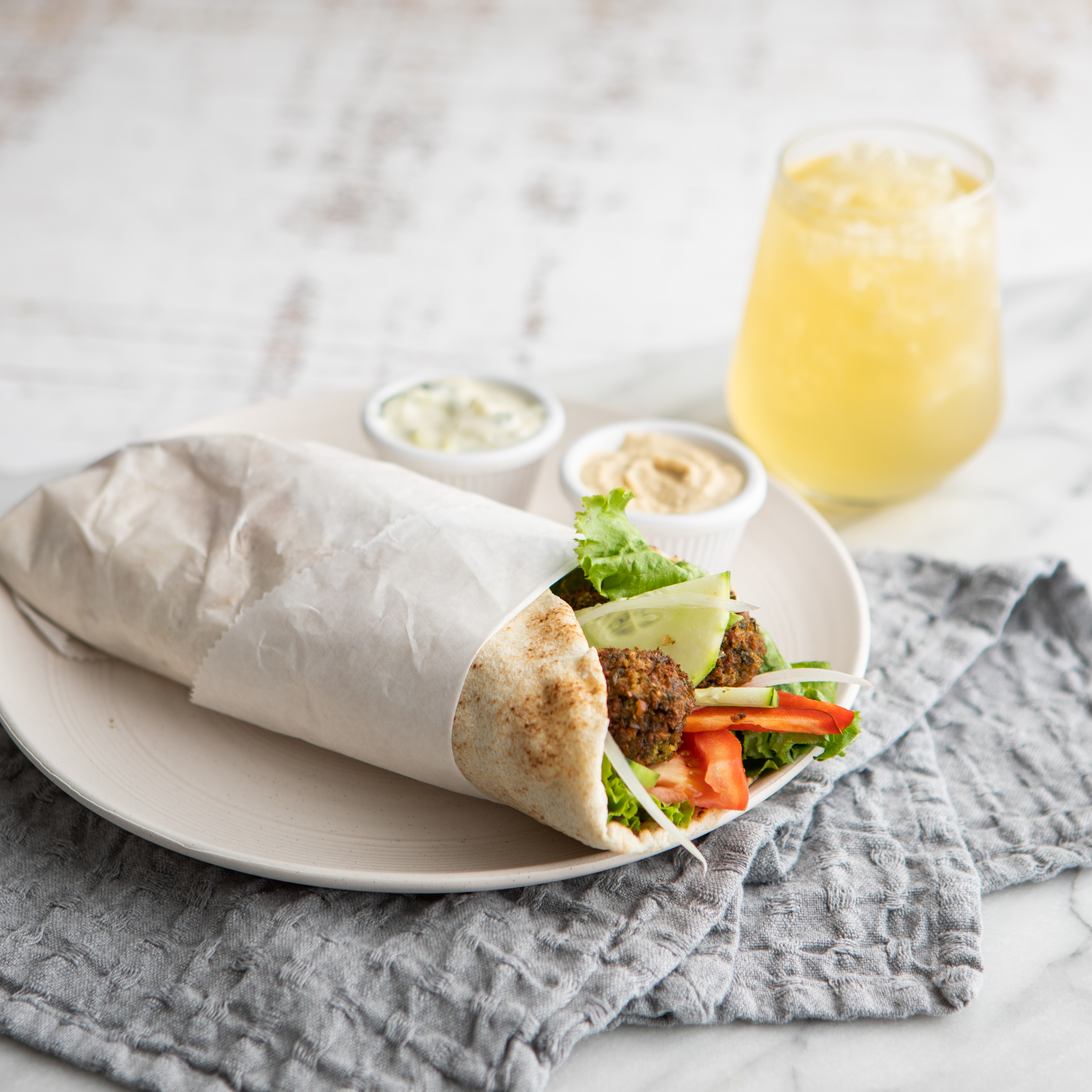 Gyro de Pollo o Falafel