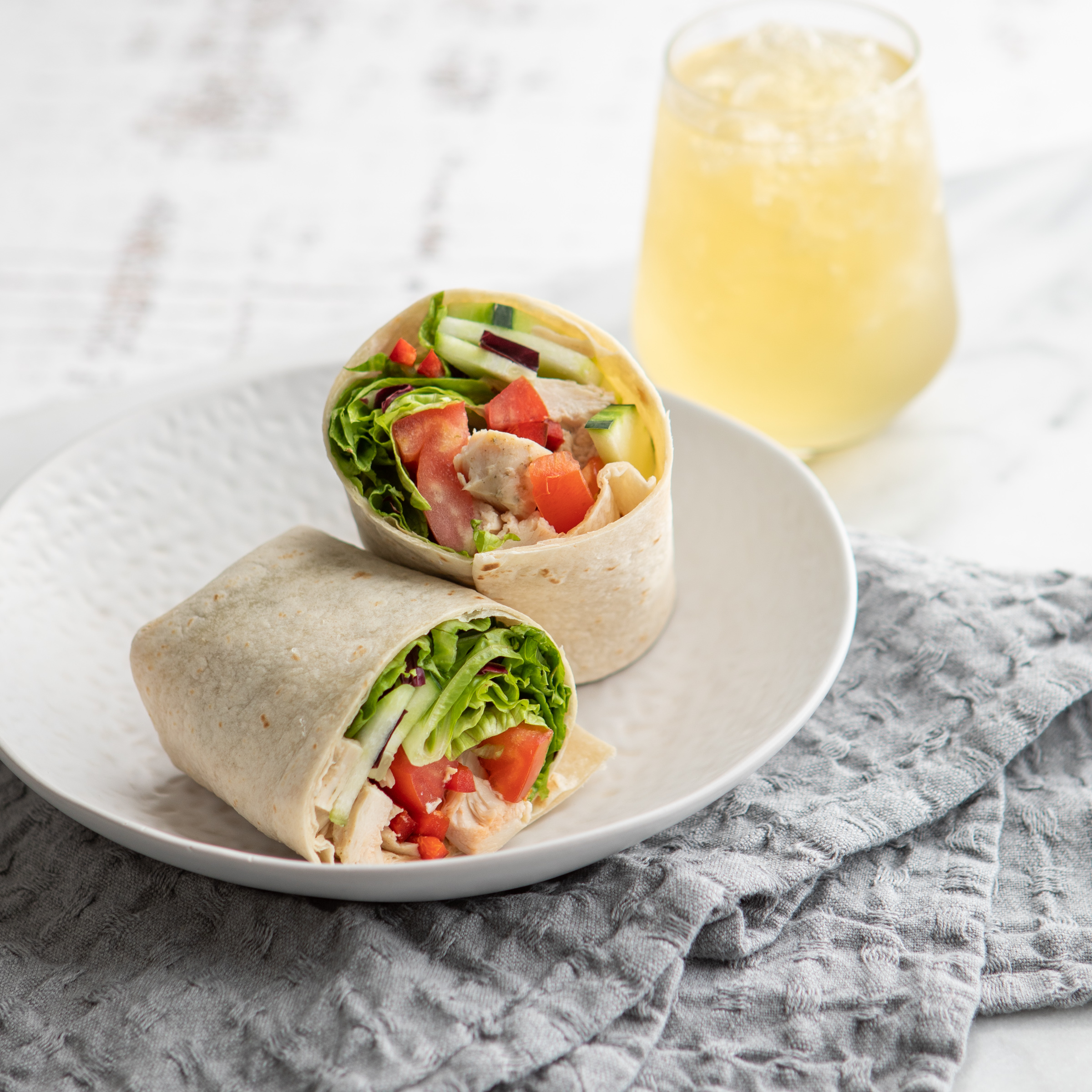 Wrap de pollo o falafel + té
