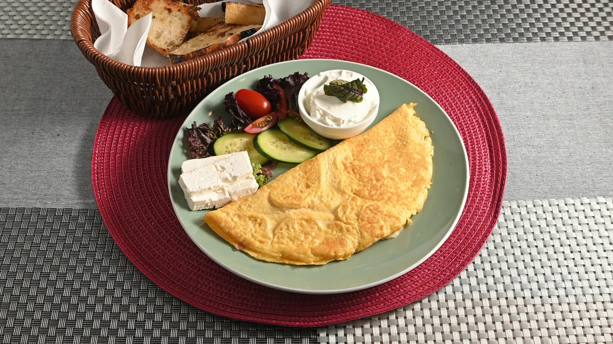 Omlet sa pršutom i sirom/  omelette with prosciutto and cheese