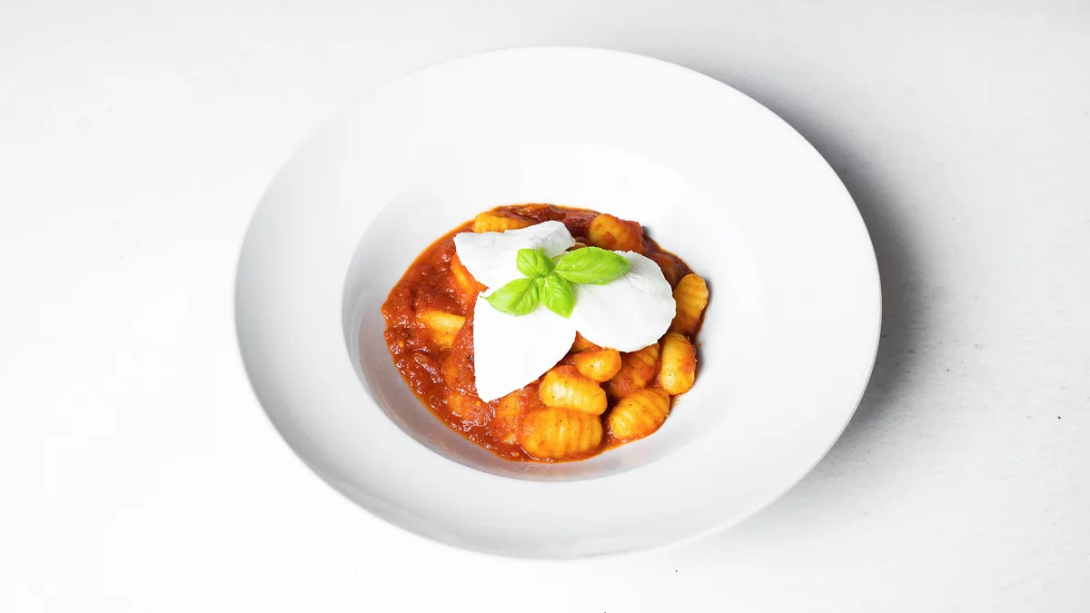 Gnocchi con pezzi di pomodoro e mozzarella
