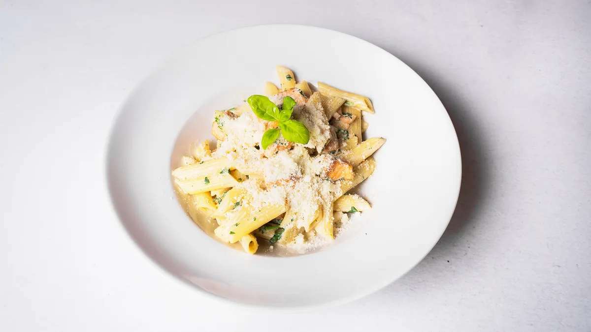 Penne con salmone e panna al vino vianco