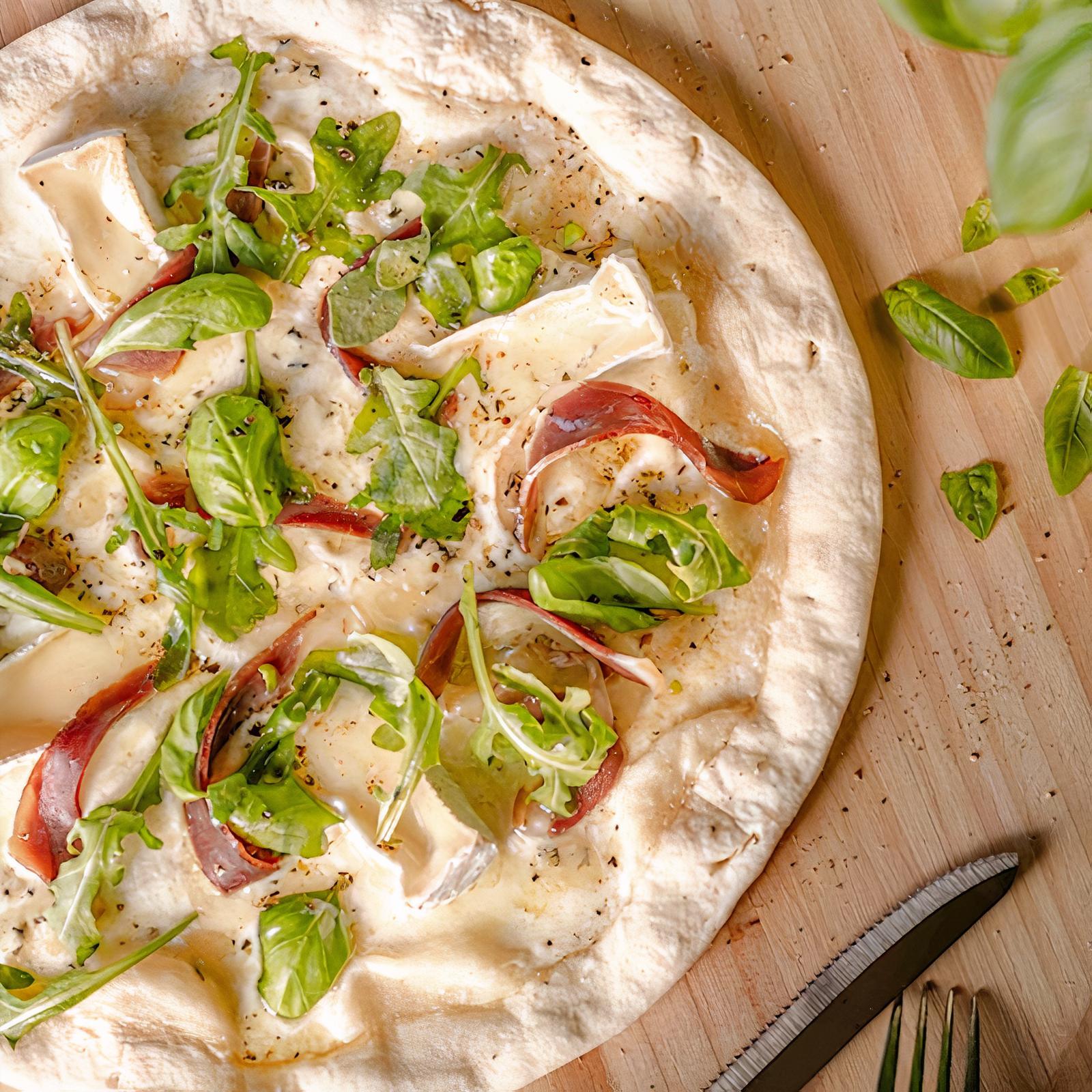 Pizza blanche au canard fumé et aux 3 fromages d’ici/White Pizza with Smoked Duck and 3 Local Cheeses