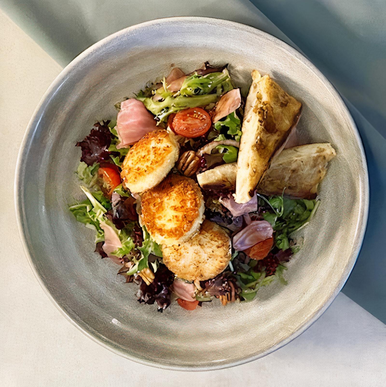 Salade au croustillant de chèvre fondant(Végétarien)/Crispy Goat Cheese Salad(Vegetarian)