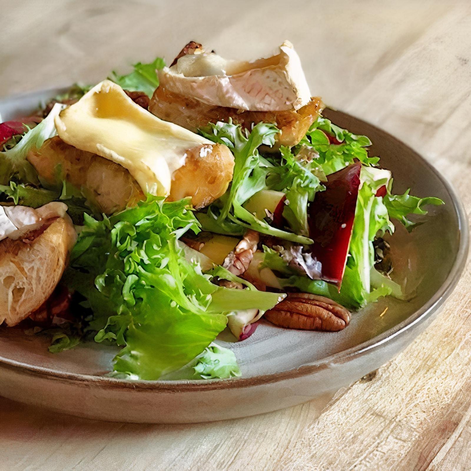 Salade tiède à la pomme et au camembert(Végétarien )/Warm Apple and Camembert Salad(Vegetarian)