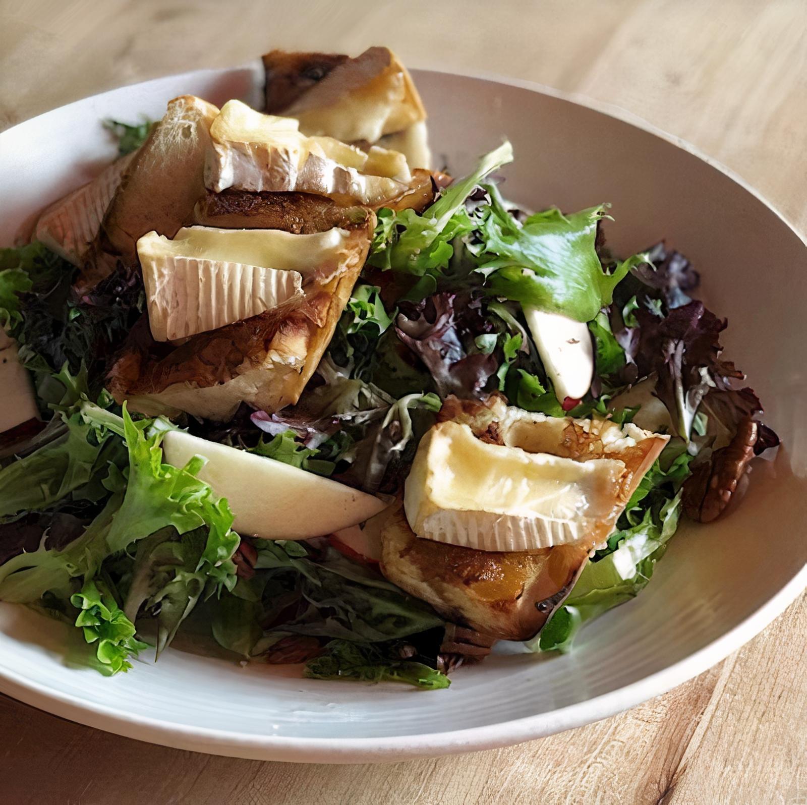 Salade tiède à la pomme et au camembert(Végétarien)/Warm Apple and Camembert Salad(Vegetarian)