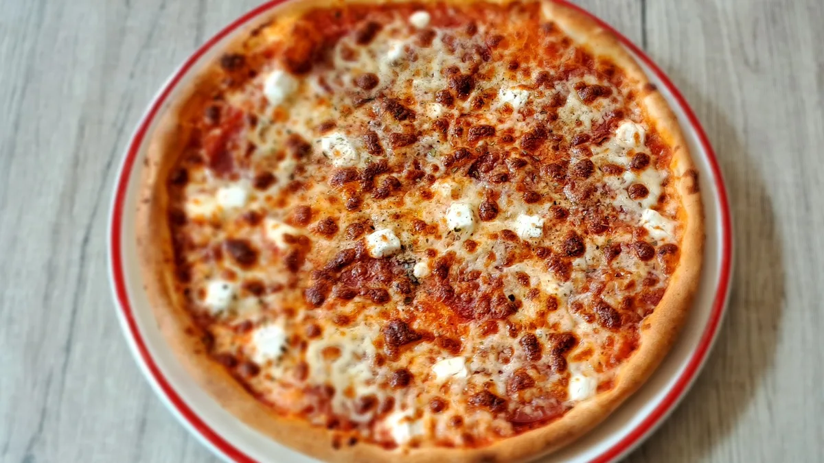 Szalámis-fetás pizza (28cm)