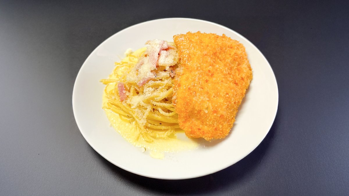 Pankómorzsás csirkemell, krémes carbonara spagetti