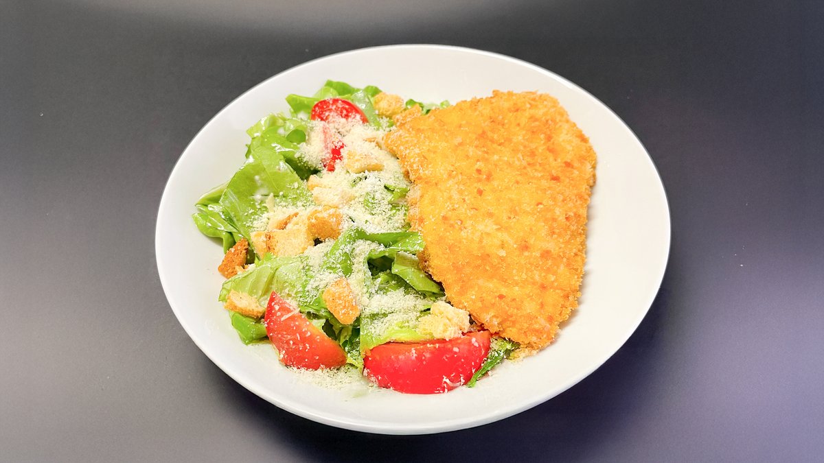 Parmezánbundás rántott csirkemell, cézár salátával