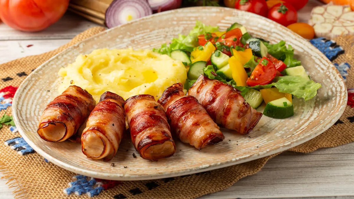 Frigărui de pui în bacon cu piure de cartofi