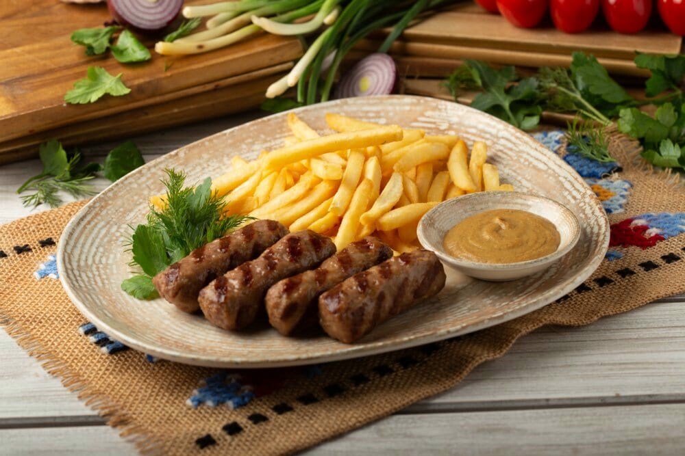 Mici cu salată țărănească și cartofi pai
