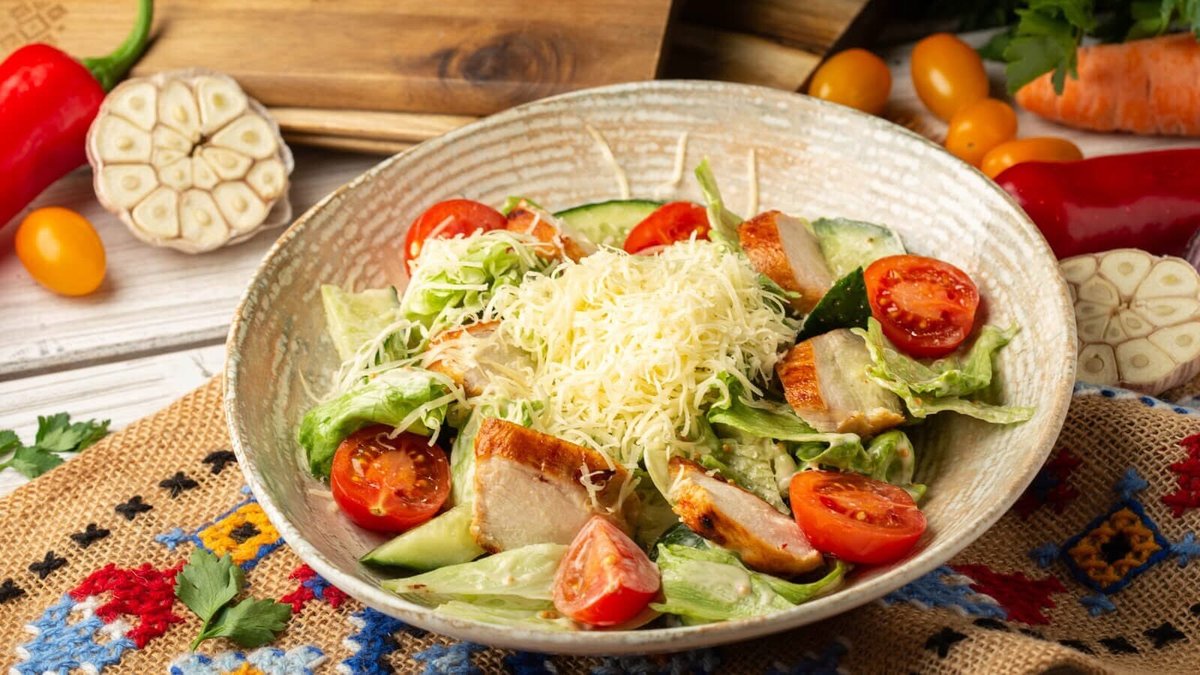 Salată gingașă cu piept de pui