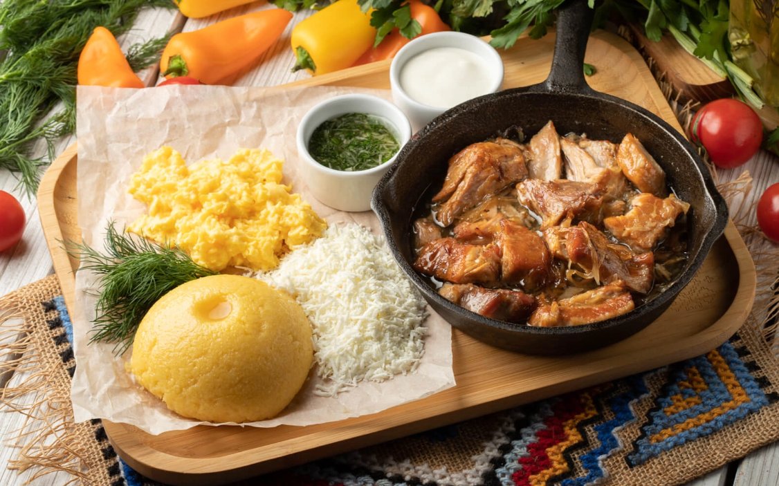 Tocana de porc cu mămăligă