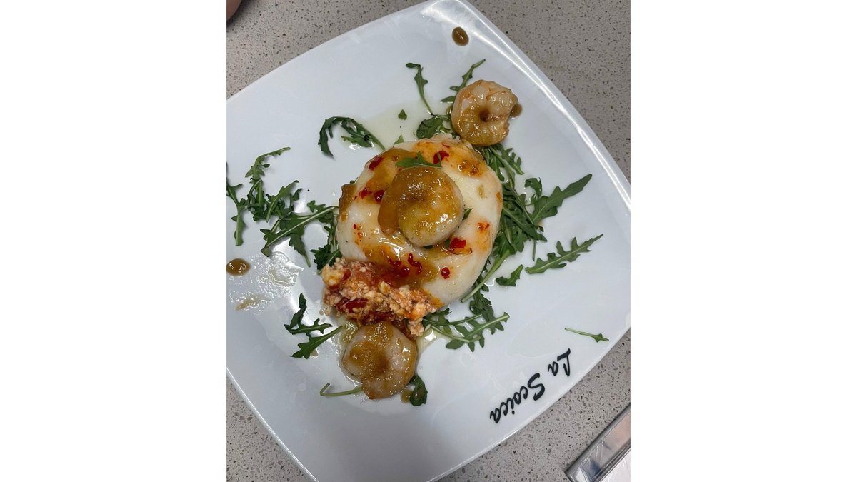 Calamar umplut cu legume si brânză feta insotit de creveți