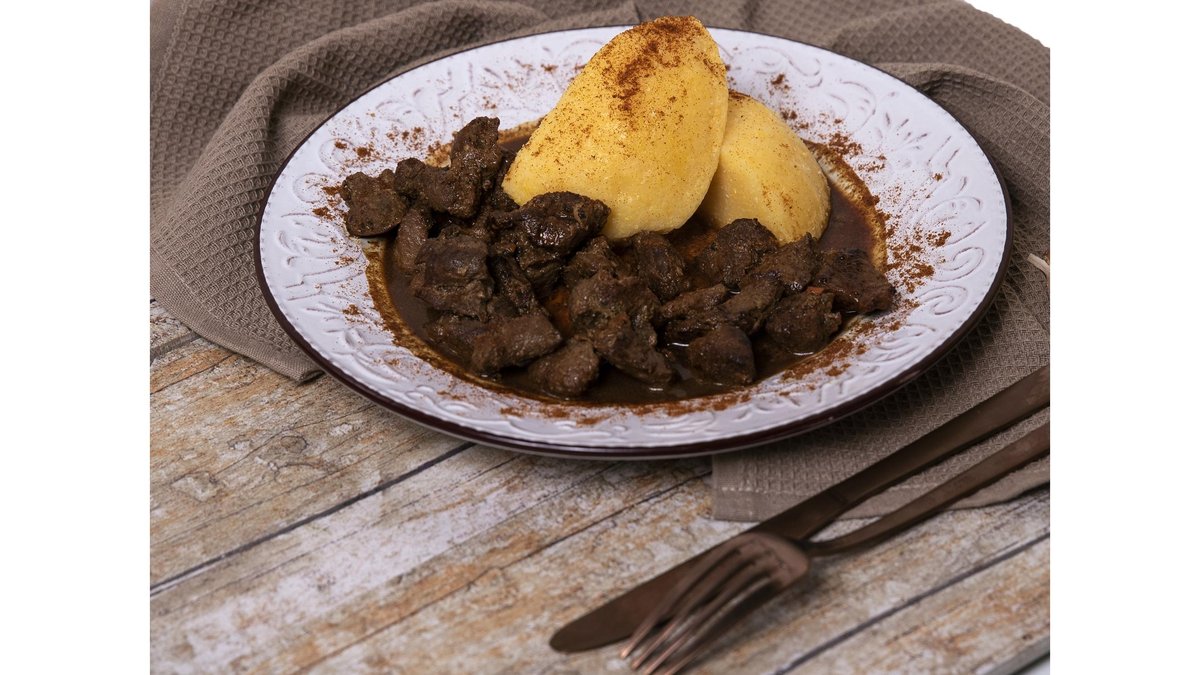 Pastramă de berbecuț cu mămăligă
