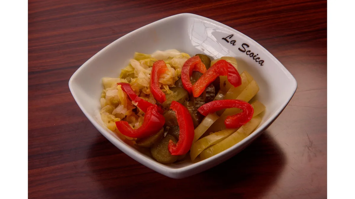 Salată castraveti murati
