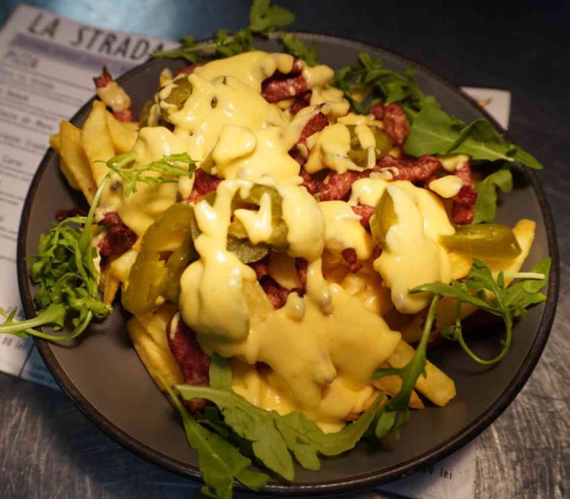 Cartofi pai cu sos cheddar, bacon si jalapeno