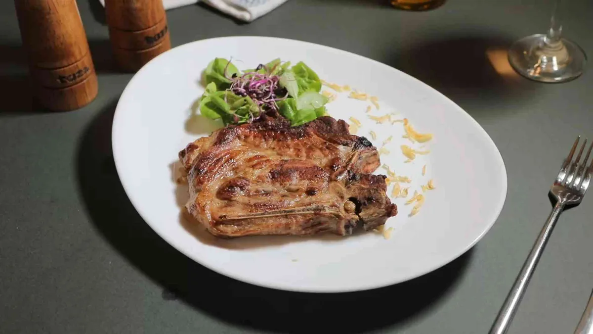 Ceafă de porc cu os la grătar