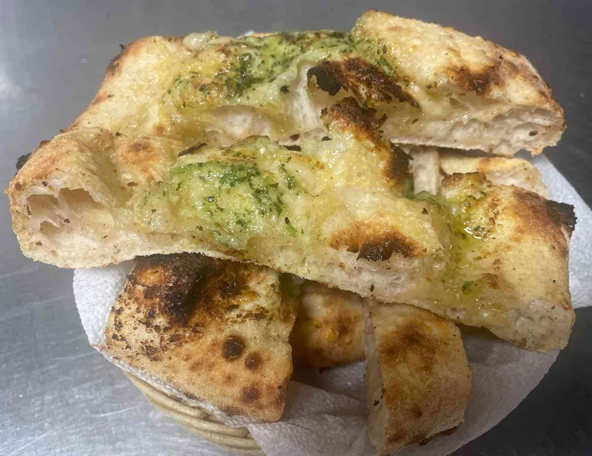 Focaccia cu usturoi, verdețuri și parmezan