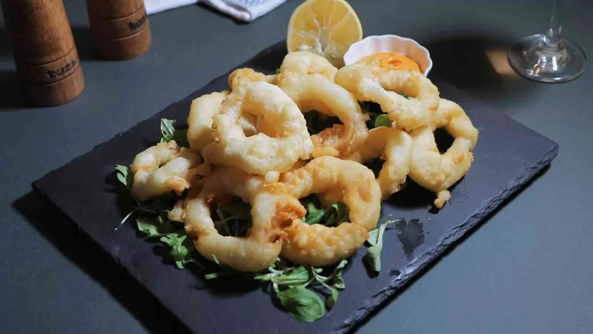 Inele de calamar tempura cu sos Cocktail