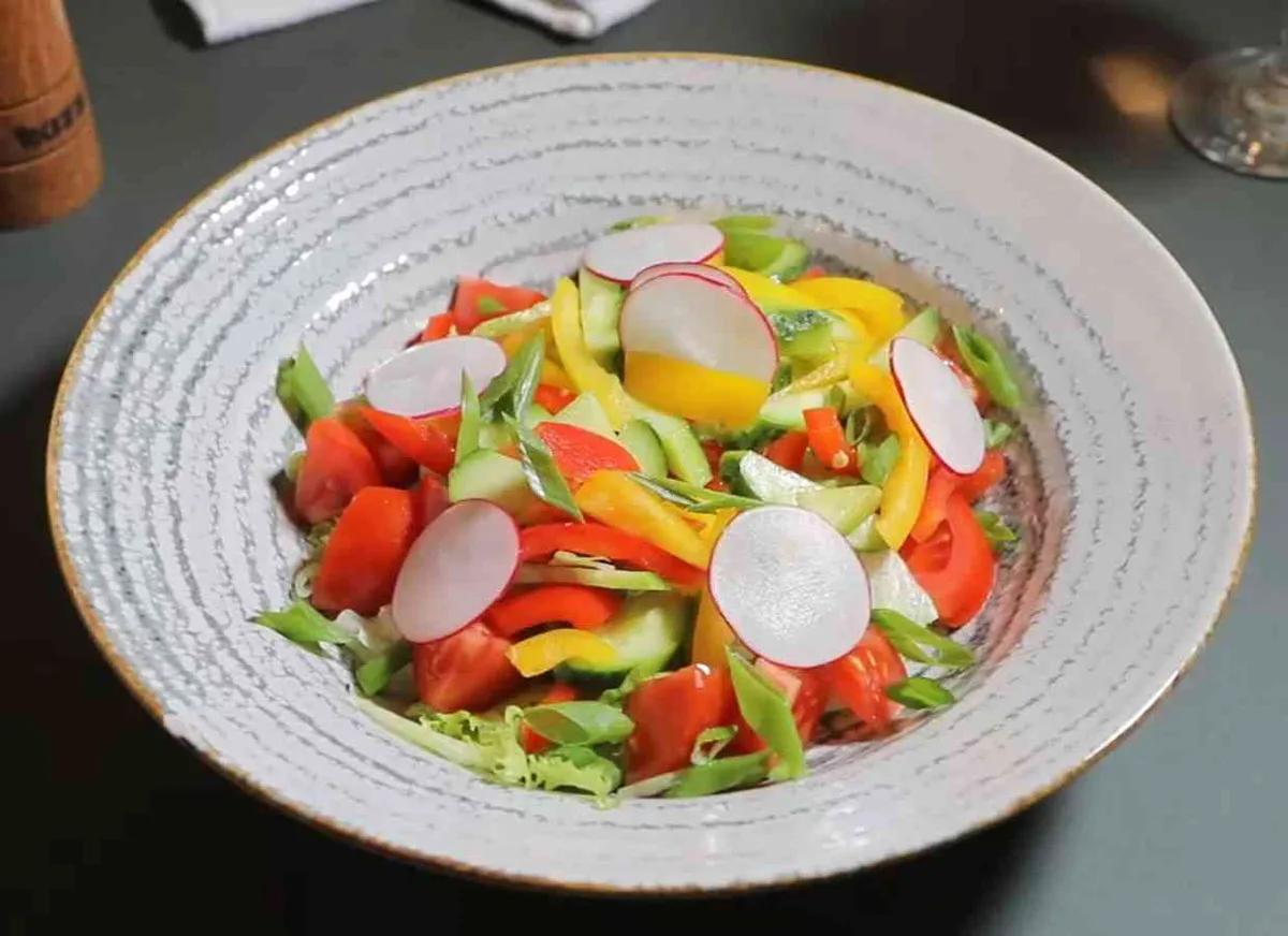 Salată asortată din legume proaspete