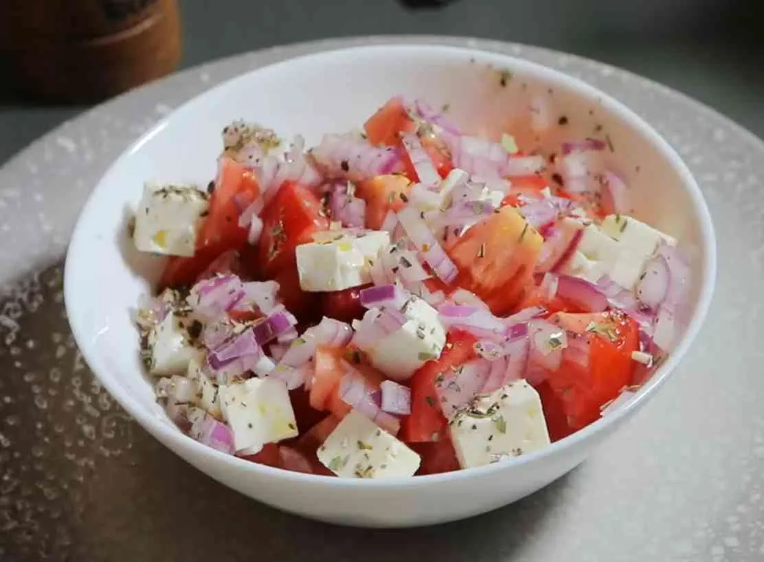 Salată de roșii cu branza feta și ceapă roșie