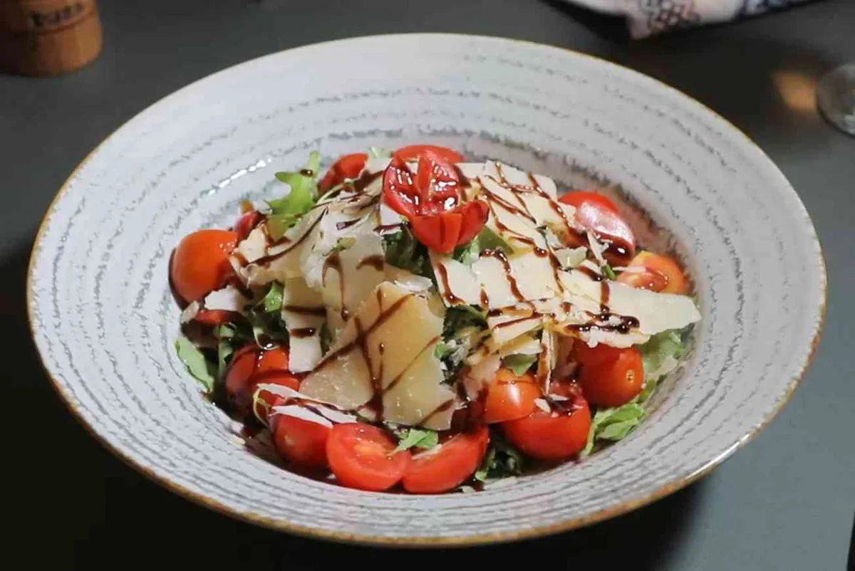 Salată de rucola, roșii cherry și parmezan
