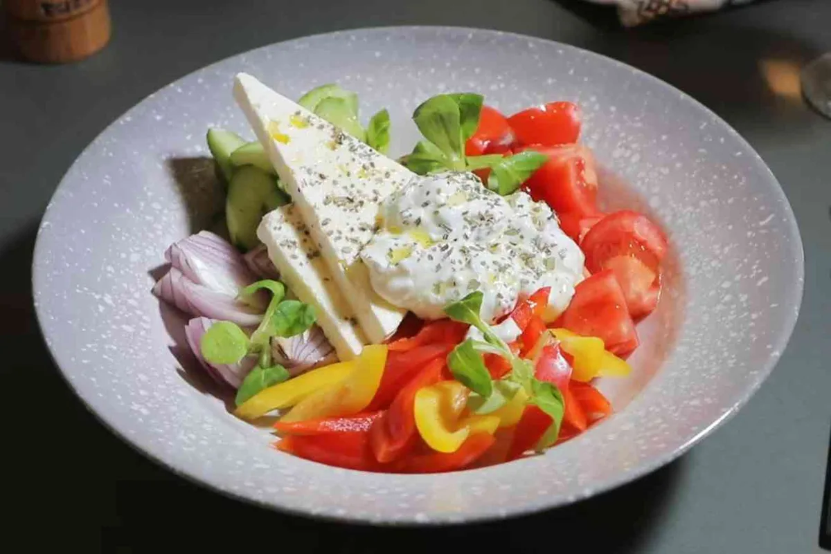 Salată grecească cu feta