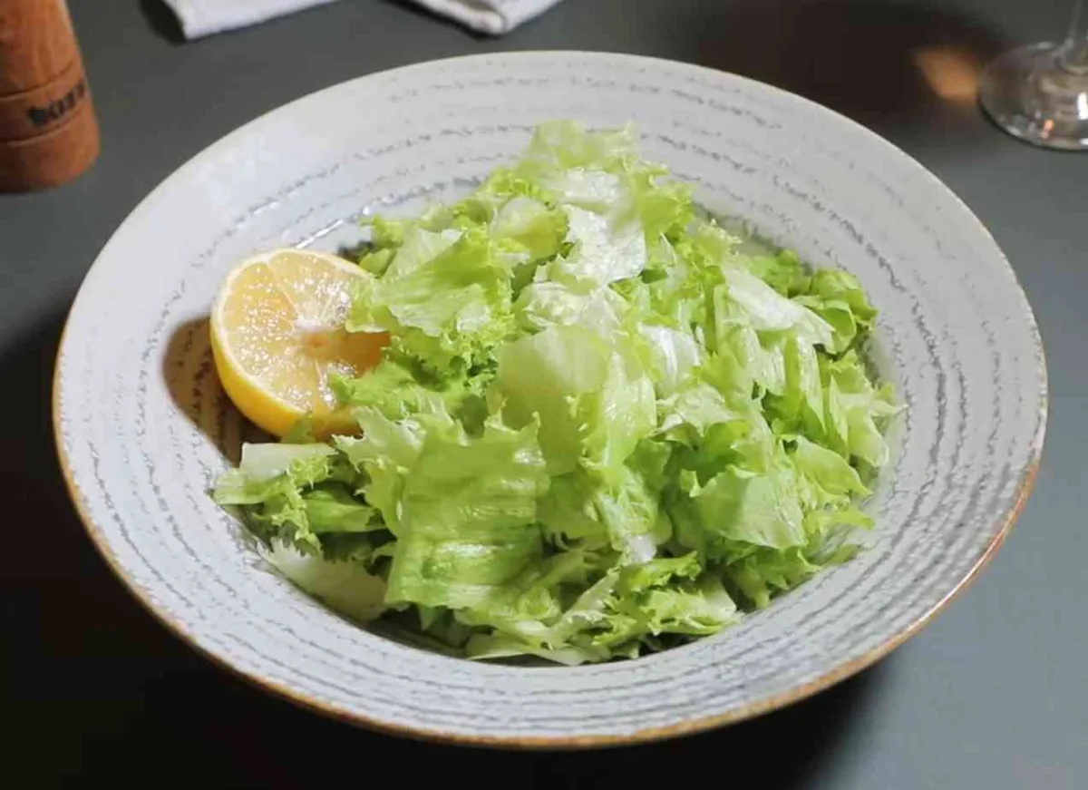 Salată verde cu lămâie