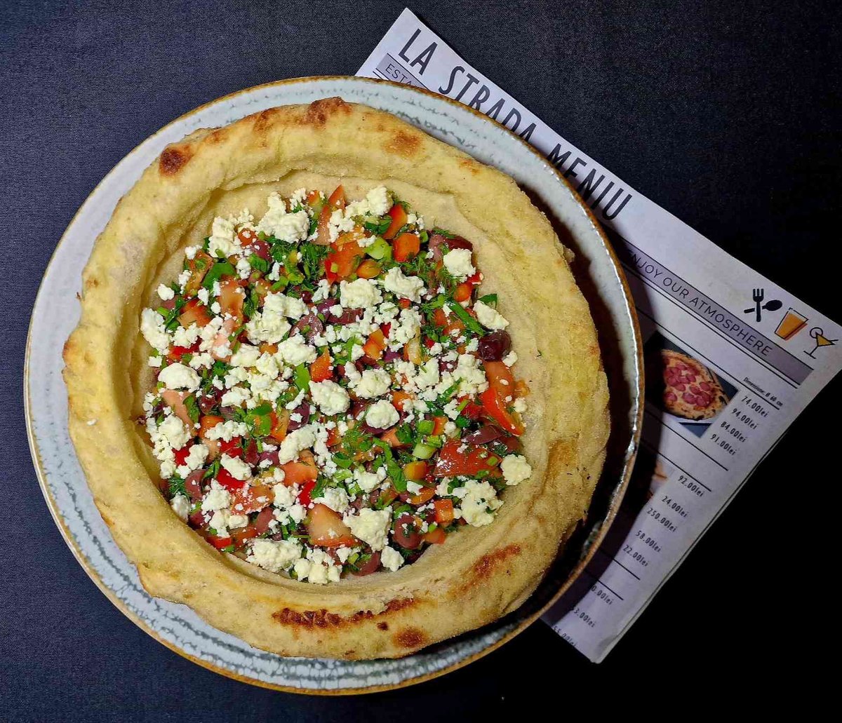 Salata taraneasca (servita in focaccia)