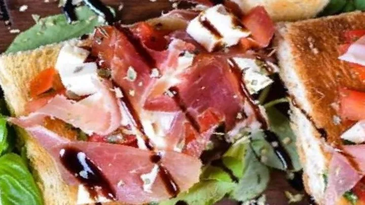 Brusketi sa pršutom i mocarelom