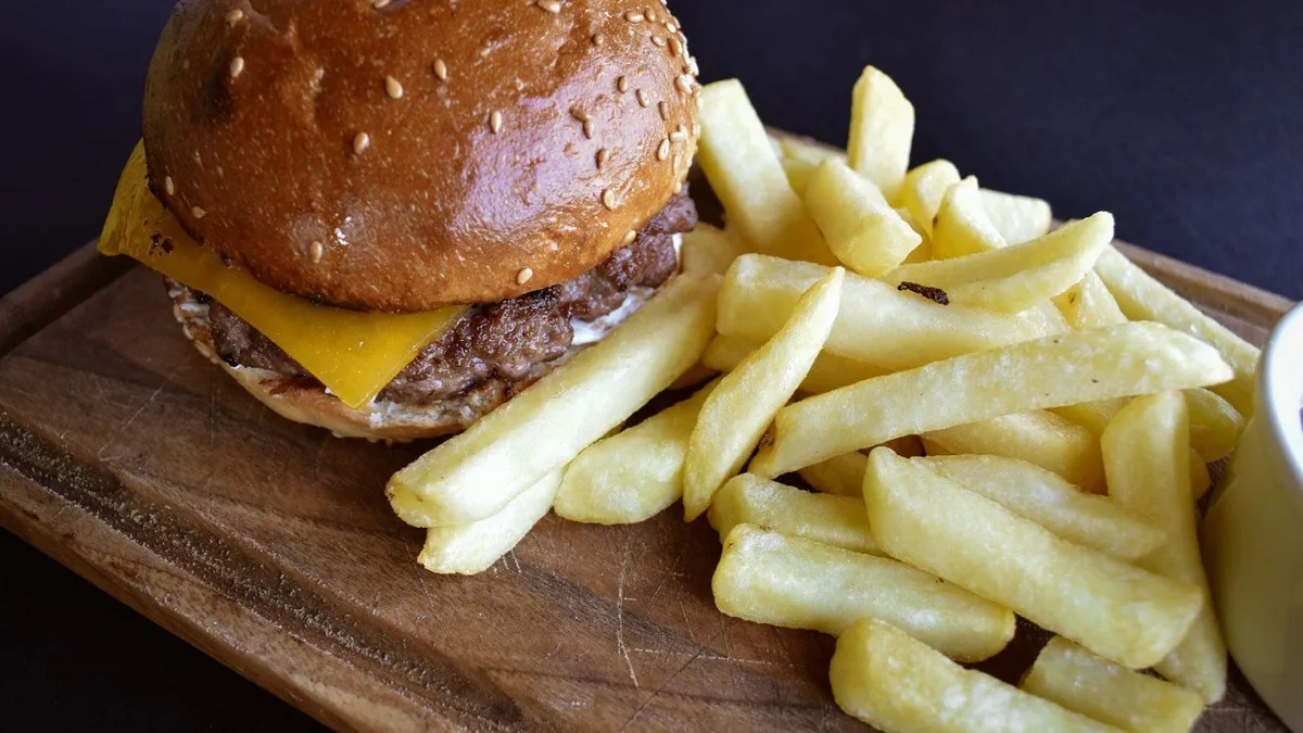 Čizburger sa pomfritom