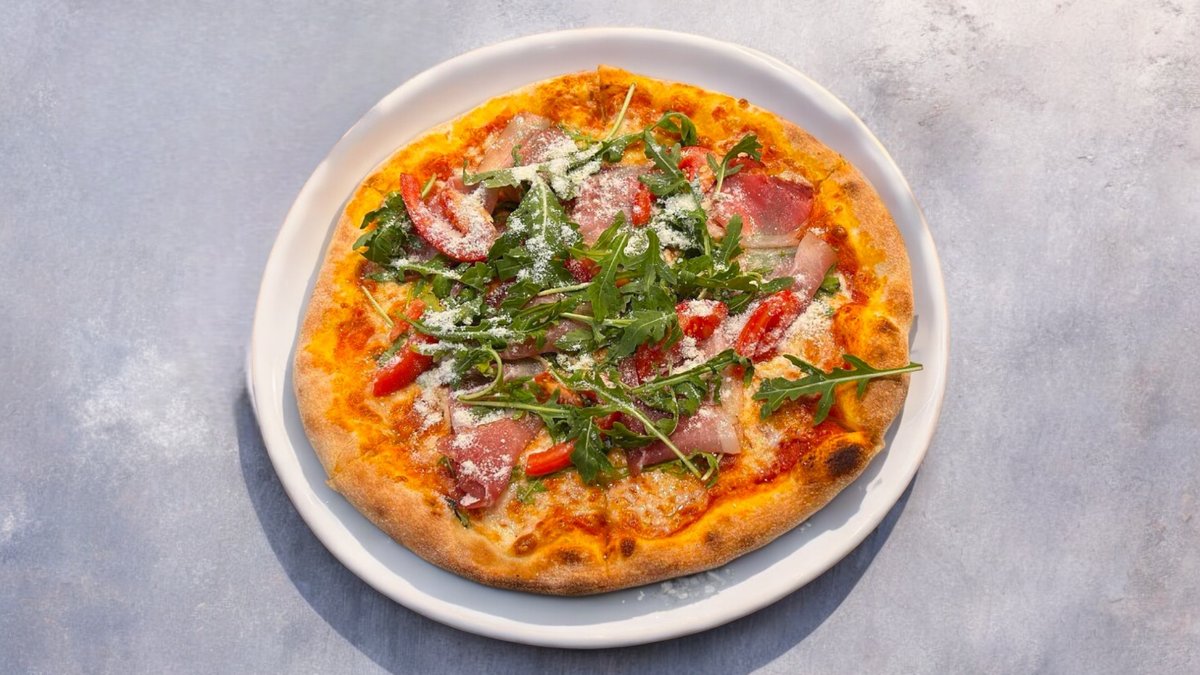 Prosciutto e ruccola pizza