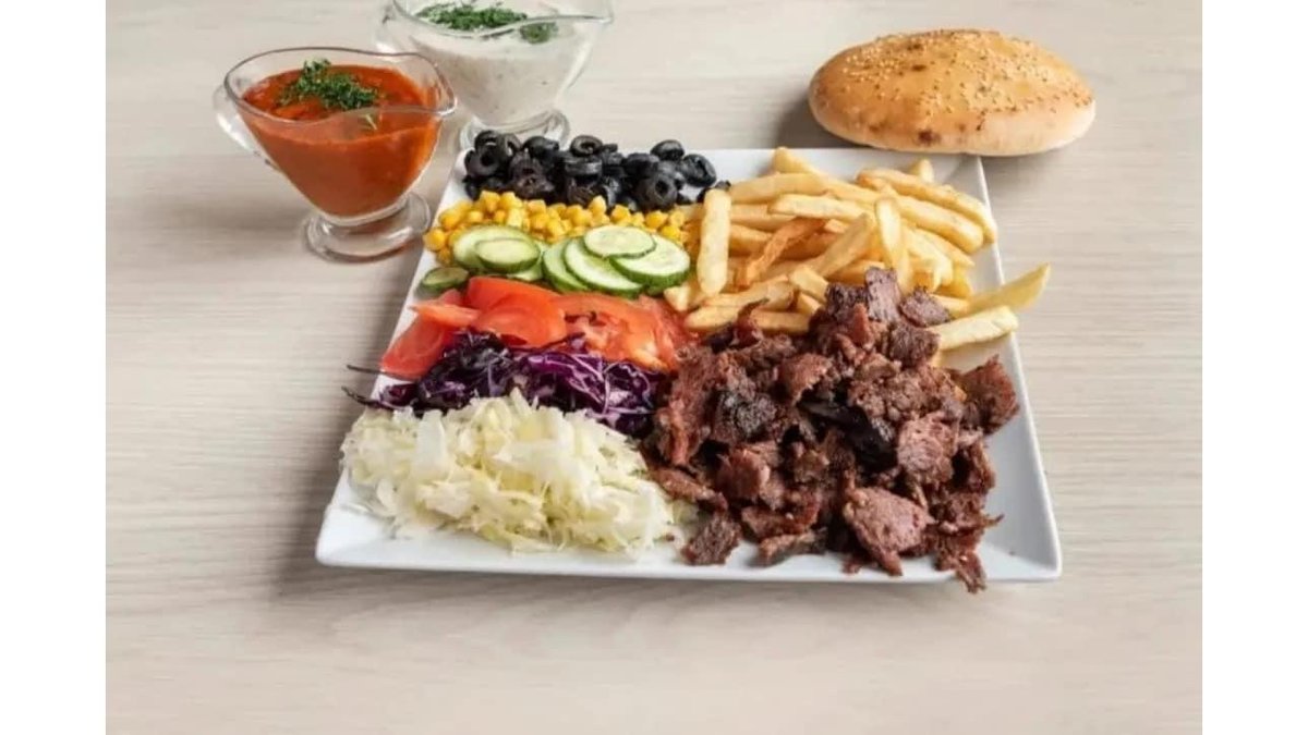 Shaorma de vită și curcan la farfurie