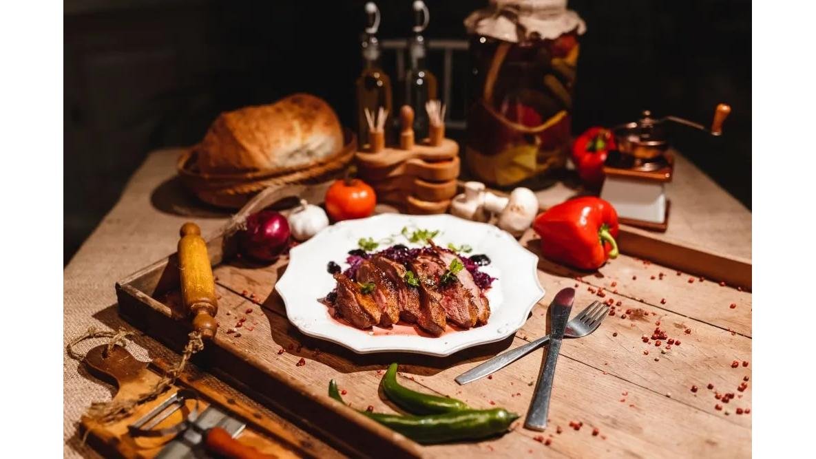 Piept de rață pe pat de varză roșie picantă și sos de zmeură