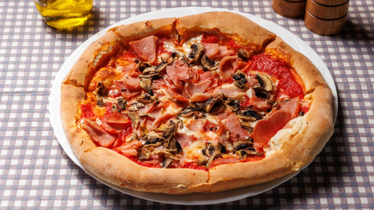 Pizza Prosciutto Funghi