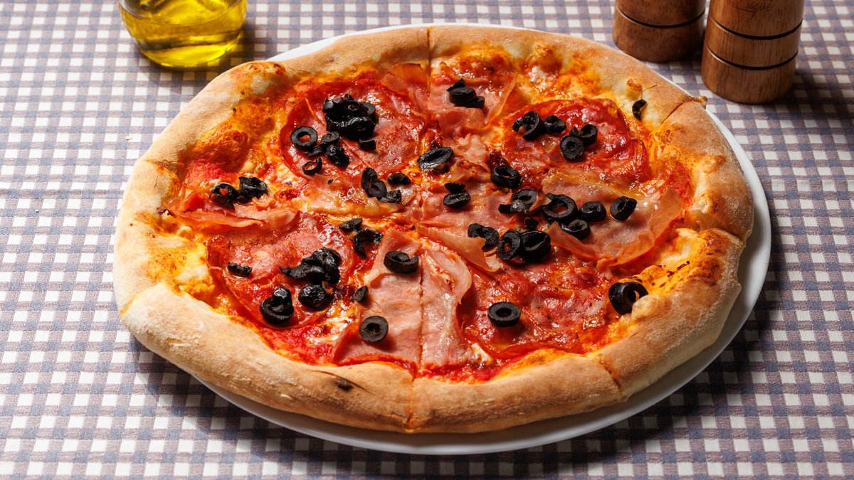Pizza Prosciutto Salami