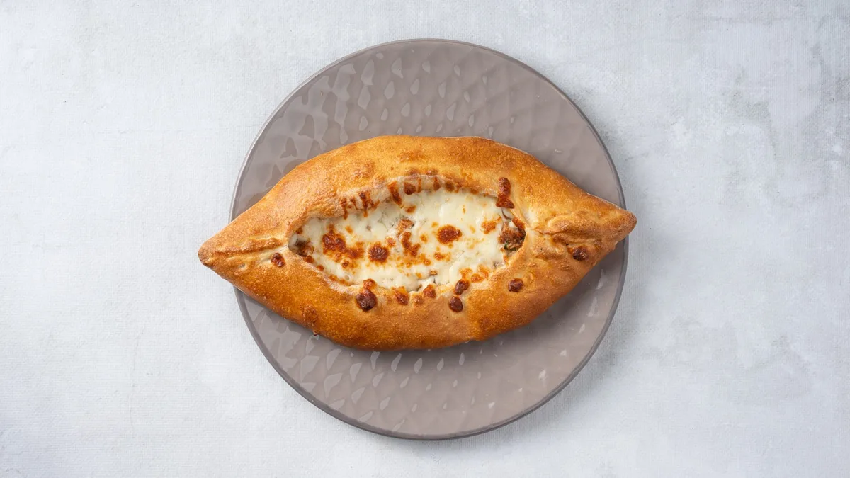 Pide z serem, pomidorami