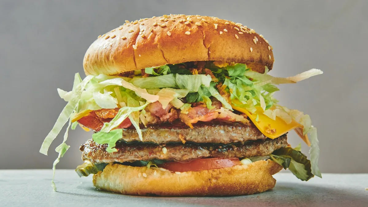 104. Buggi bacon cheeseburger