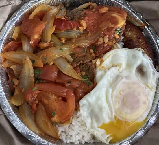 Bistec Encebollado plato