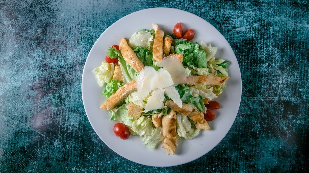 Caesar chicken salata