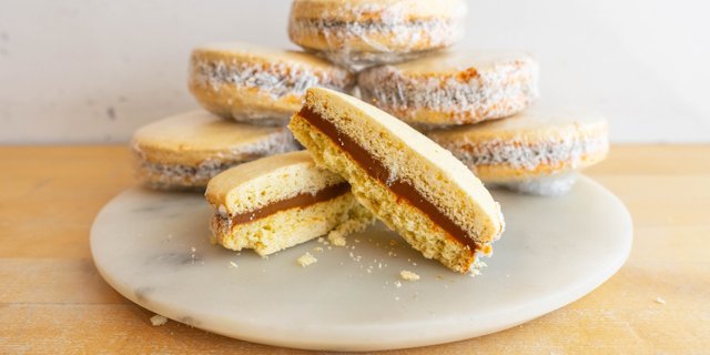 Individual Alfajor Milk Caramel Cookie Pack