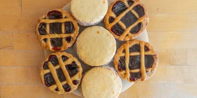 Individual Quince Pie and Alfajor Pack