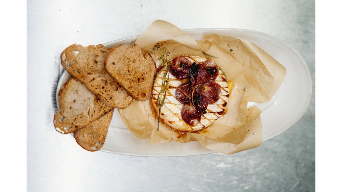 Brie coaptă cu struguri