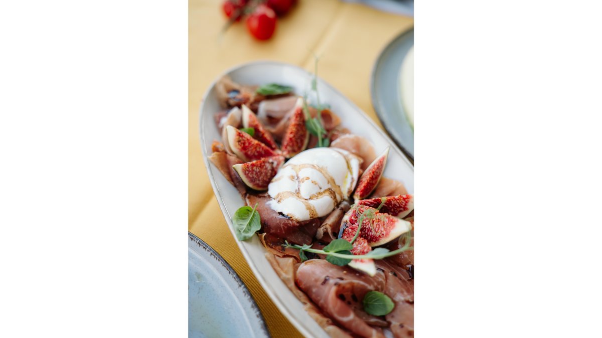 Carpaccio cu smochine, burrata și prosciutto crudo di parma d.O.P.