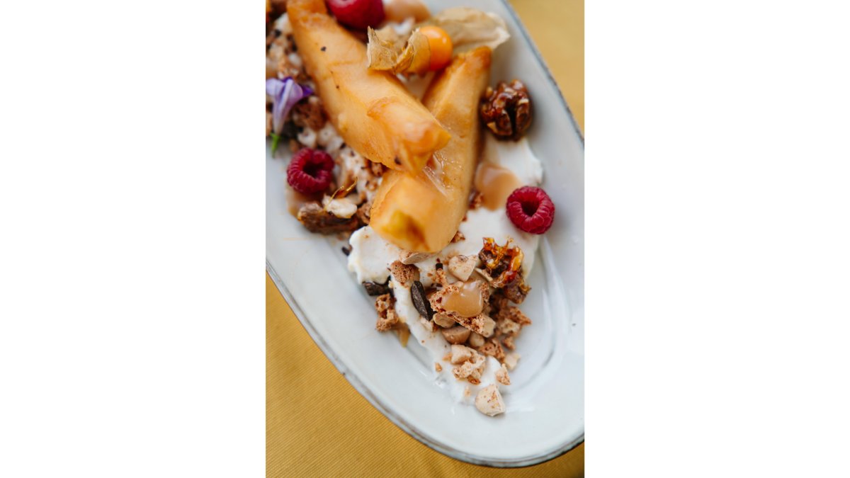 Cheesecake cu gutui caramelizate și caramel sărat
