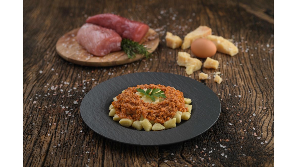 Gnocchi de cartofi hand made serviți cu ragu alla bolognese