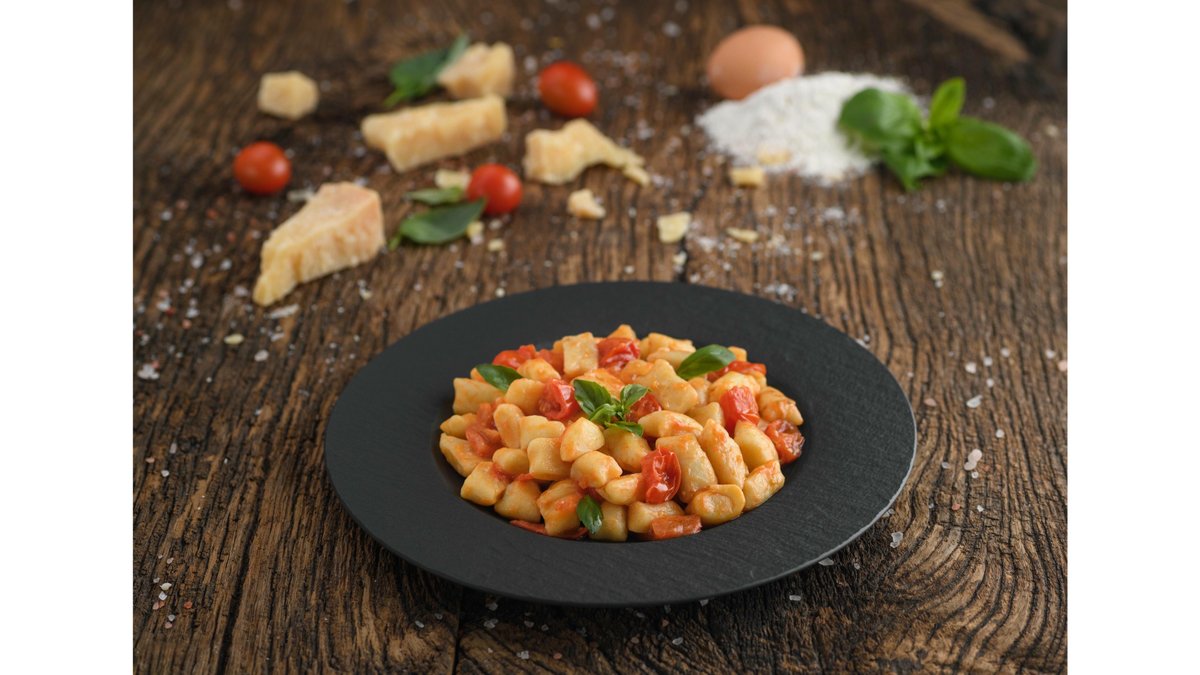 Gnocchi de cartofi hand made serviți cu sos de roșii și busuioc