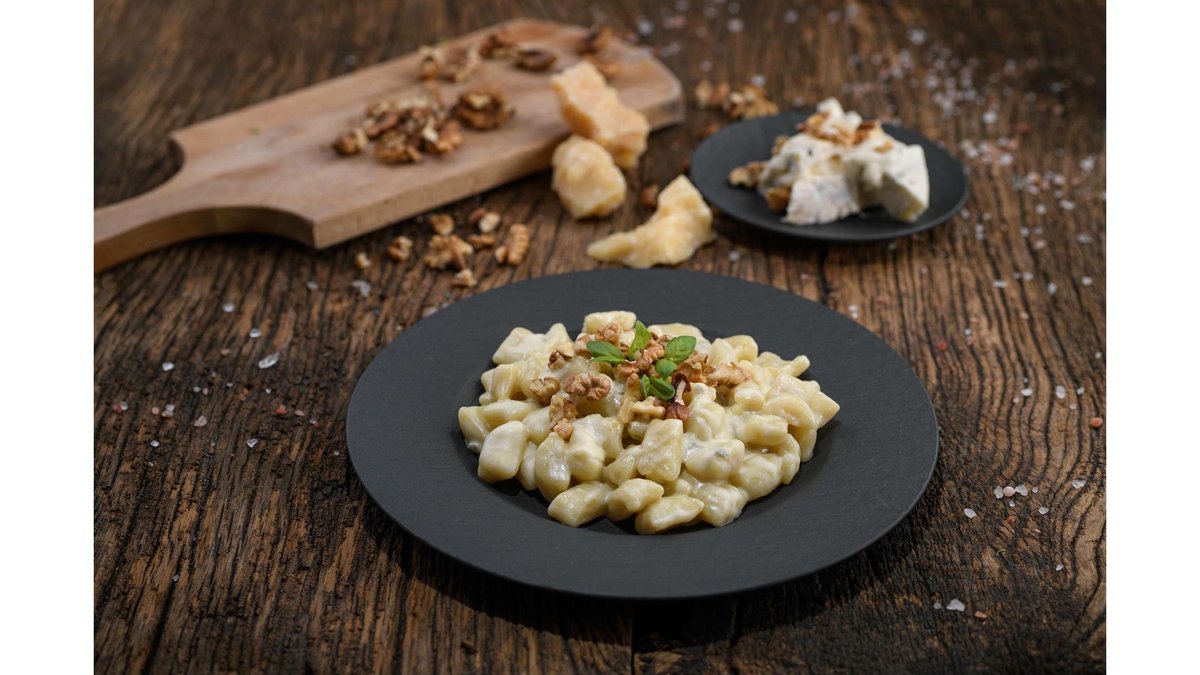 Gnocchi de cartofi hand made serviți cu taleggio, nuci și pere