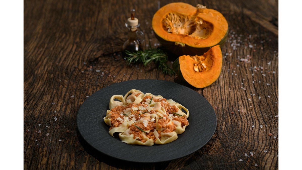 Tortellini hand made umpluți cu carne serviți cu ragu alla bolognese